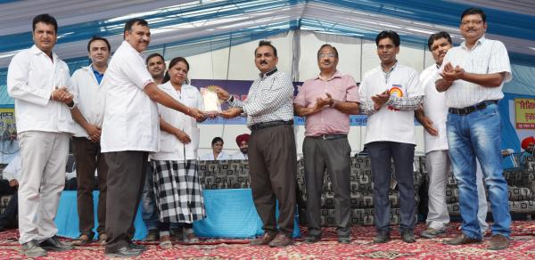 Dr. H. K. Verma, Director of Extension Education awarded the 2nd prize for stall exhibition to Department of Livestock Production Management in Pashu Palan Mela